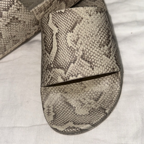 Reptile Pattern Slide Sandals - Picture 6 of 7